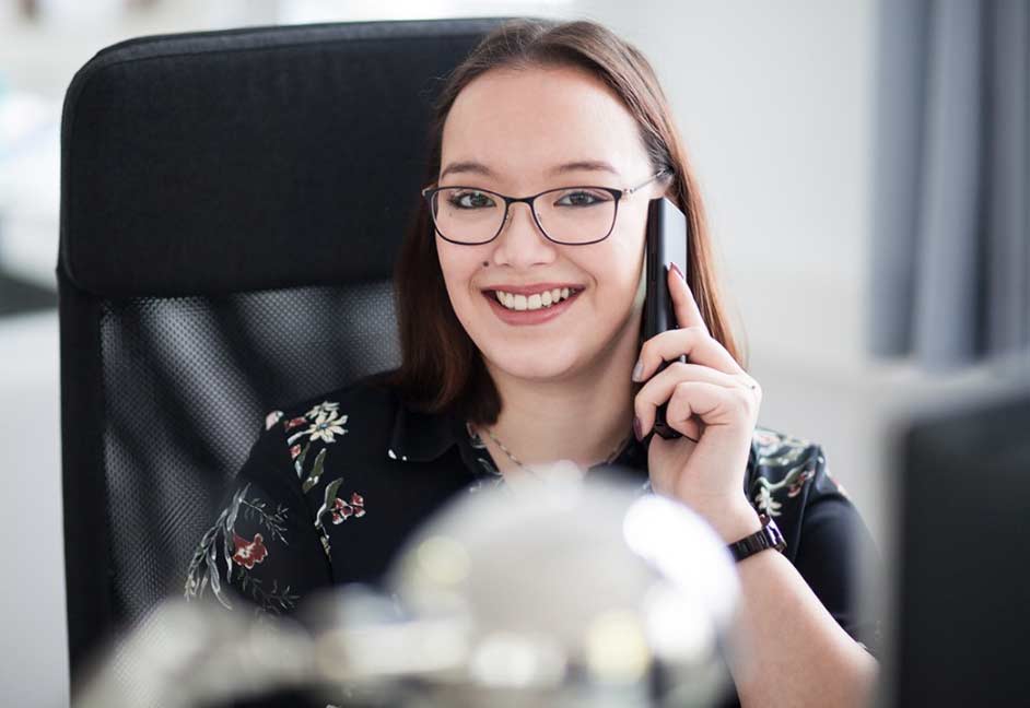 Kontakt-Indigo-mediateam Frau am Telefon